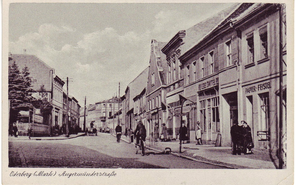 Postkarte Oderberg, Angermünder Straße mit Geschäften, s/w, 1960er/1970er Jahre. (Binnenschifffahrtsmuseum Oderberg CC BY-NC-SA)