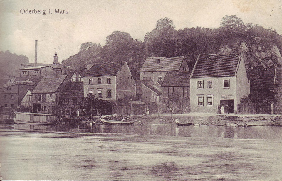 Postkarte Oderberg, Ansicht Oderstr. (heutiges Puschkinufer) mit Spritzenhaus, s/w, 1918. (Binnenschifffahrtsmuseum Oderberg CC BY-NC-SA)