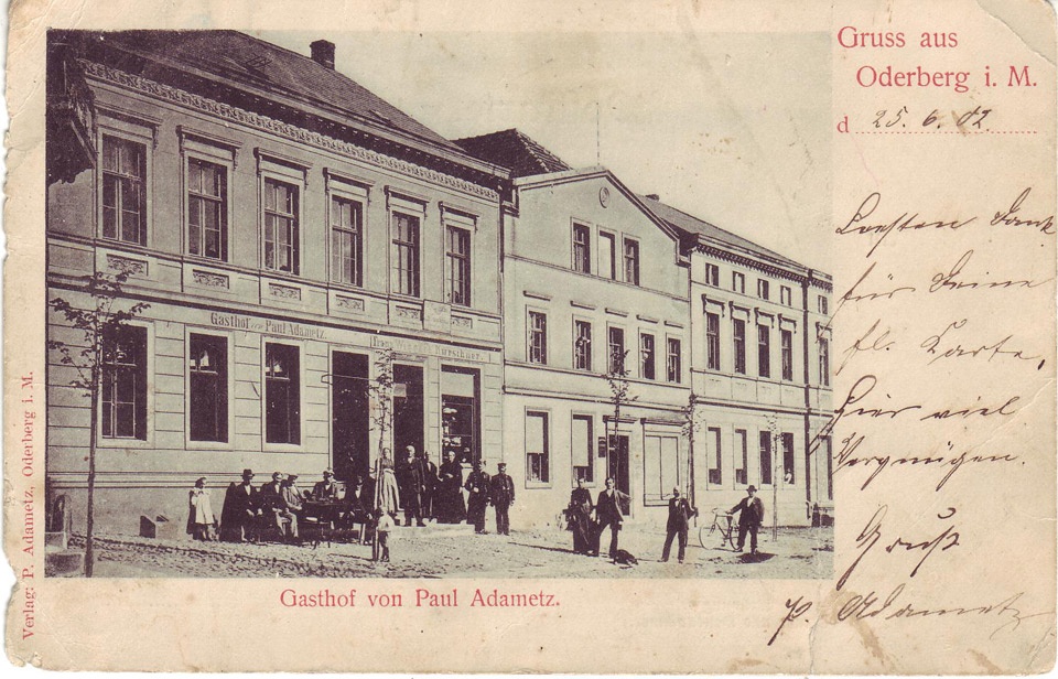 Postkarte Oderberg, Berliner Straße Gasthof Paul Adametz, s/w, 1902. (Binnenschifffahrtsmuseum Oderberg CC BY-NC-SA)
