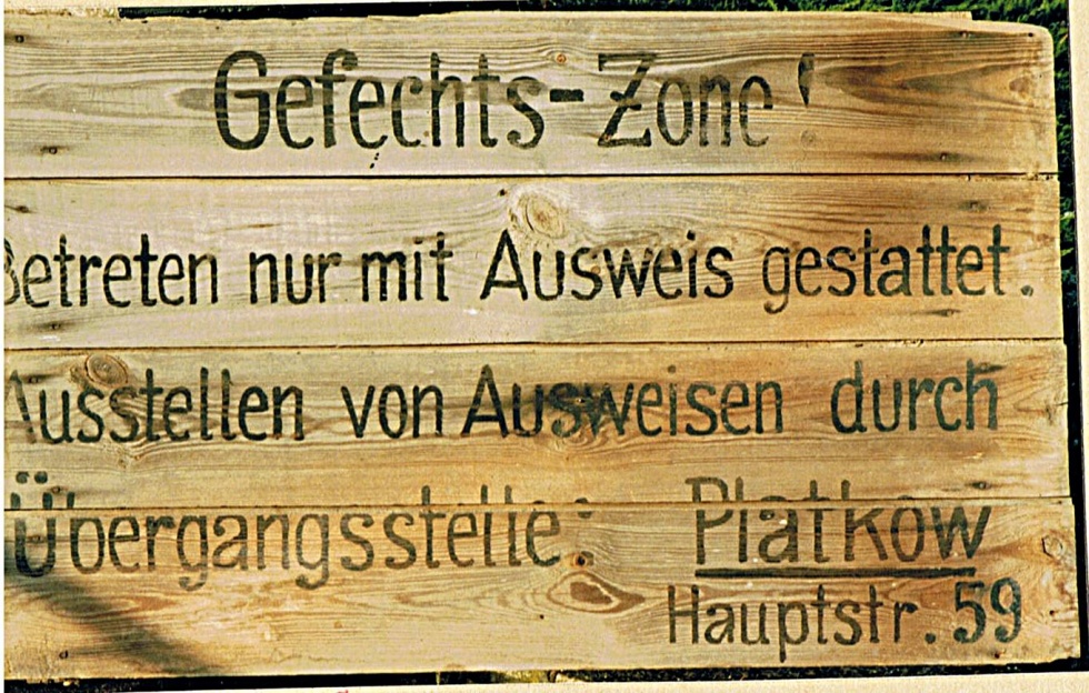 Schild: Gefechtszone ! (Gedenkstätte Seelower Höhen CC BY-NC-SA)