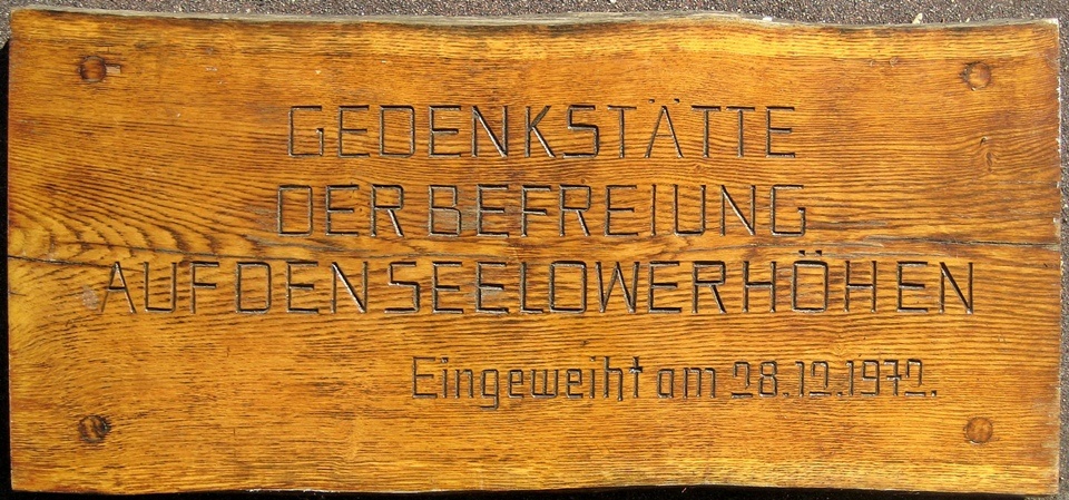 Holzschild &quot;Gedenkstätte der Befreiung&quot; (Gedenkstätte Seelower Höhen CC BY-NC-SA)