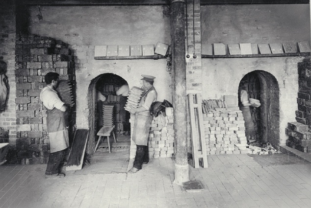 Bestücken der Brennkammer (Ofen- und Keramikmuseum Velten CC BY-NC-SA)