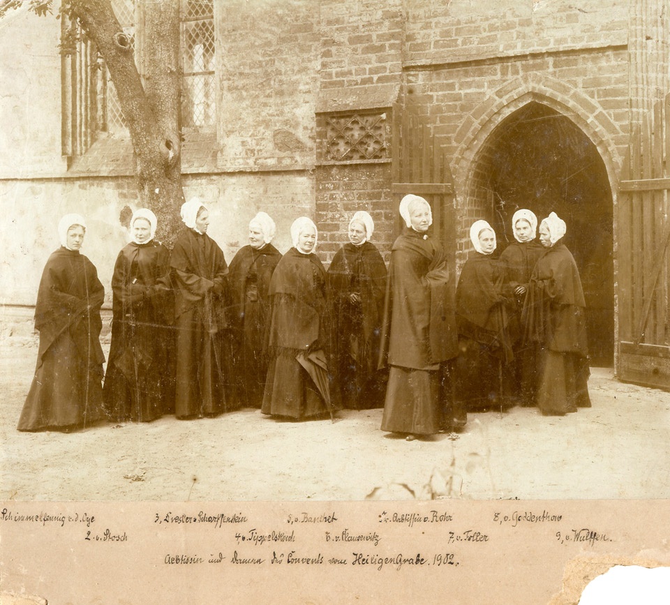 Gruppenbildnis Äbtissin von Rohr und Damen des Konvents vor dem Eingang der Heiliggrabkapelle (Museum Kloster Stift zum Heiligengrabe CC BY-NC-SA)