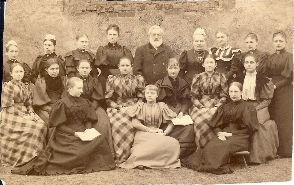 Gruppenfoto Äbtissin von Alvensleben und Pastor Lütgert mit Stiftsdamen und Schülerinnen (Museum Kloster Stift zum Heiligengrabe CC BY-NC-SA)