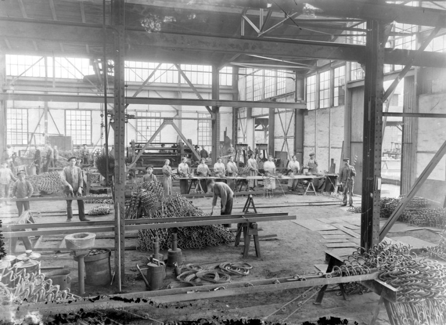 Werkhalle mit Arbeitern (Kunstgussmuseum Lauchhammer CC BY-NC-SA)