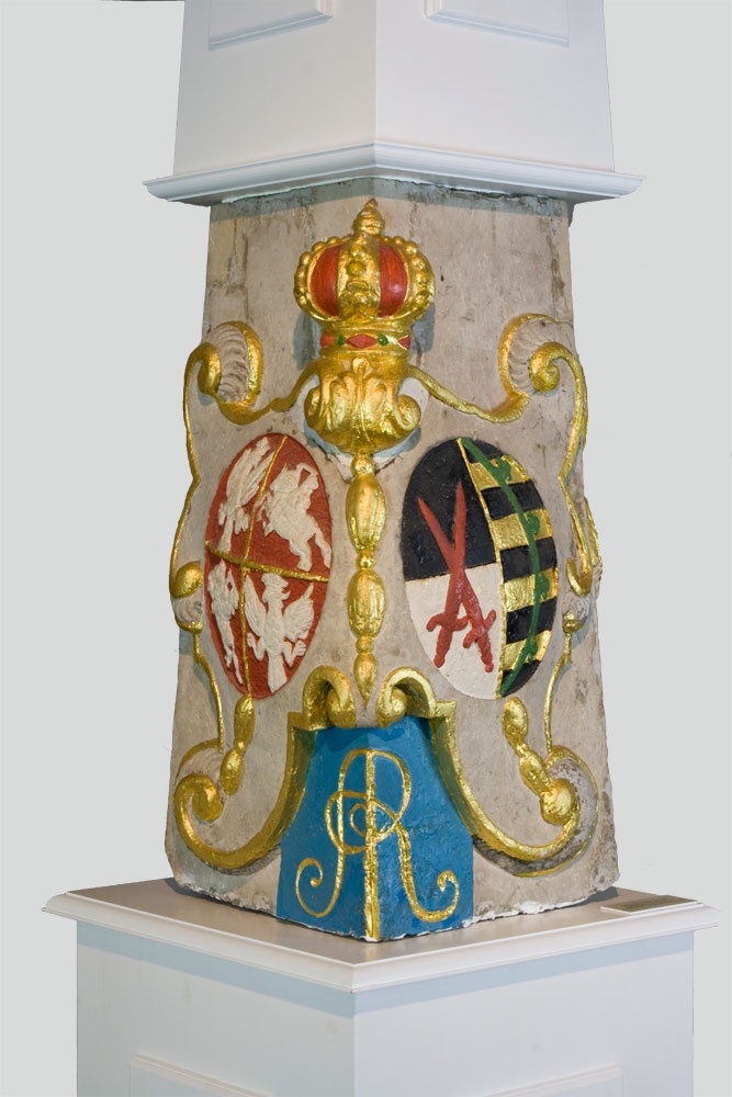 Wappenstein der Senftenberger Postmeilensäule (Museum des Landkreises Oberspreewald-Lausitz CC BY-NC-SA)