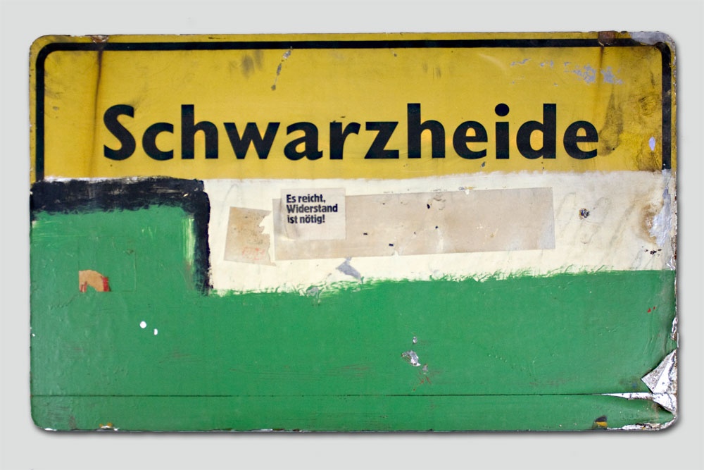 Ortseingangsschild Schwarzheide (Museum des Landkreises Oberspreewald-Lausitz CC BY-NC-SA)