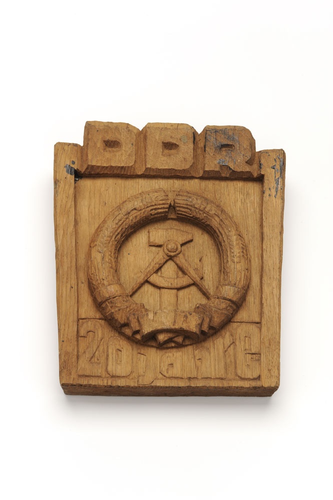 Schnitzerei mit DDR-Emblem (Niederlausitz-Museum Luckau RR-F)