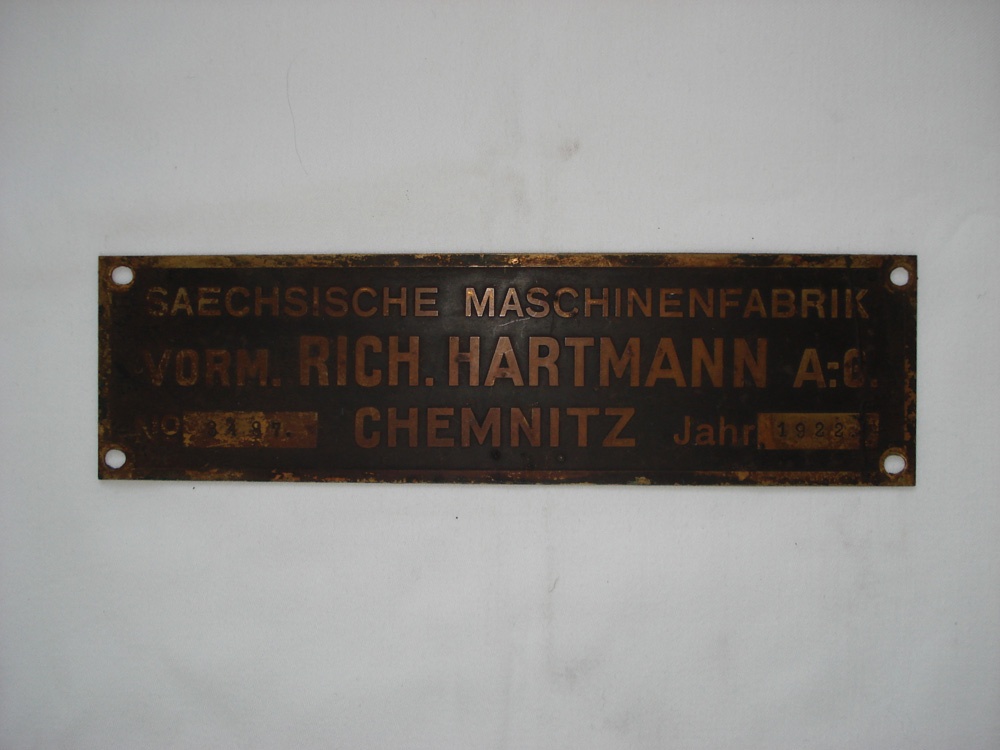 Schild: Sächsische Maschinenfabrik Chemnitz (Brandenburgisches Textilmuseum Forst (Lausitz) CC BY-NC-SA)