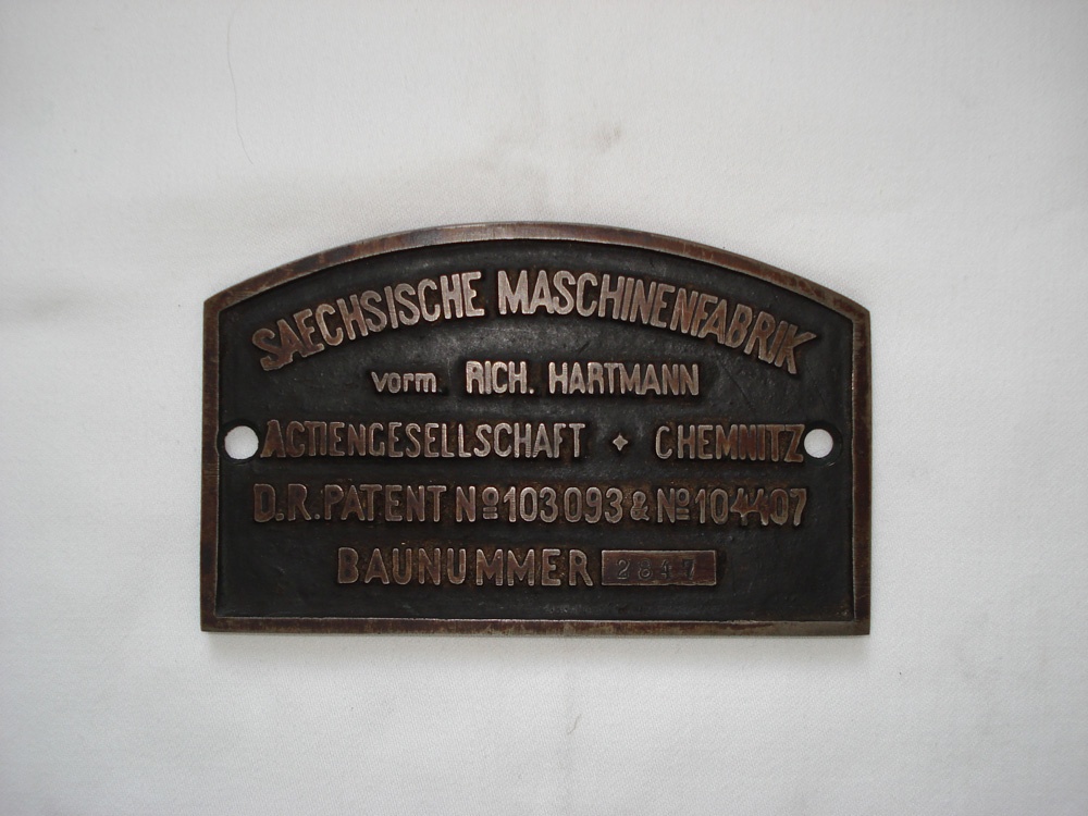 Schild: Sächsische Maschinenfabrik Chemnitz (Brandenburgisches Textilmuseum Forst (Lausitz) CC BY-NC-SA)