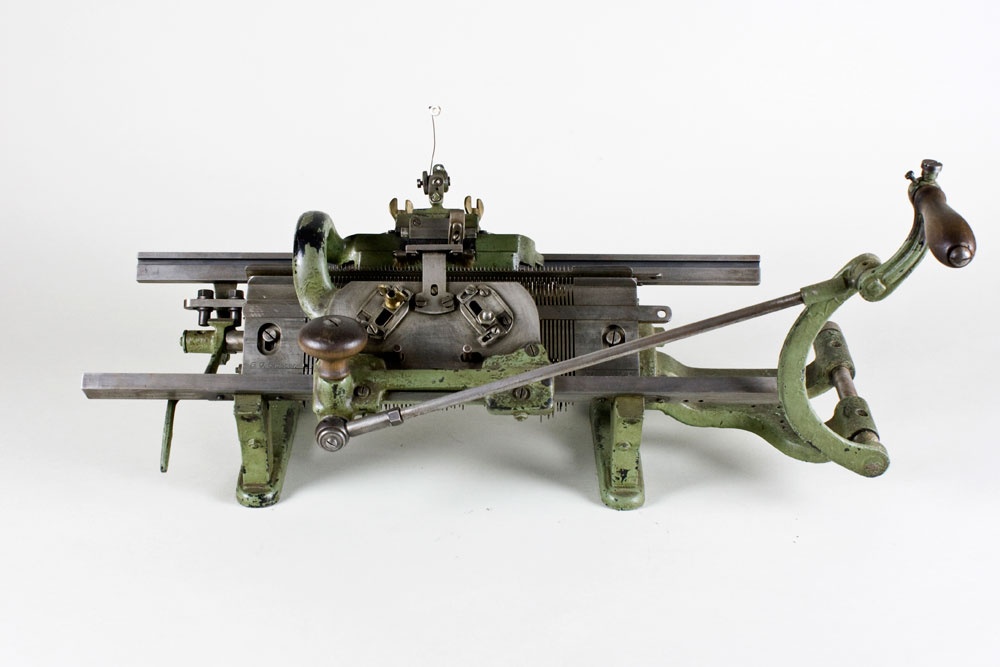 Strickmaschine (Brandenburgisches Textilmuseum Forst (Lausitz) CC BY-NC-SA)