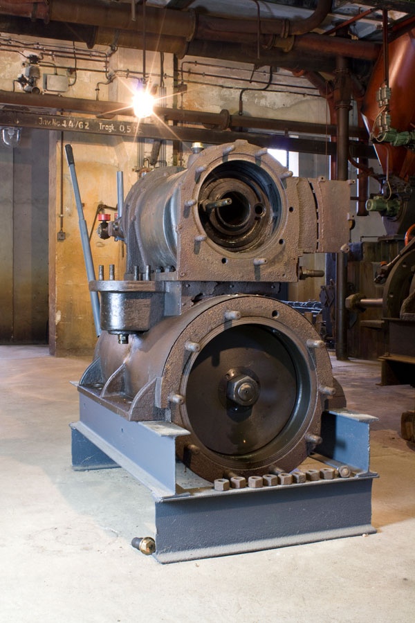 Schiebergesteuerte Dampfmaschine (Technisches Denkmal Brikettfabrik  CC BY-NC-SA)