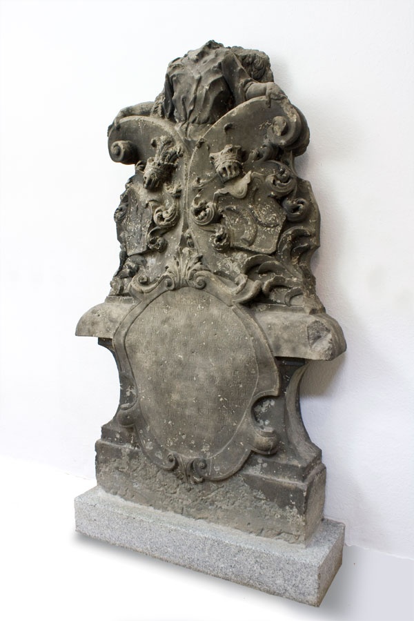 Grabstein aus dem Jahre 1729 aus dem Kirchhof Wolkenberg (Niederlausitzer Heidemuseum CC BY-NC-SA)