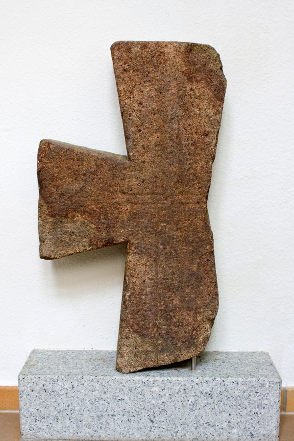 Steinkreuz mit Darstellung eines Richtschwertes (Niederlausitzer Heidemuseum CC BY-NC-SA)