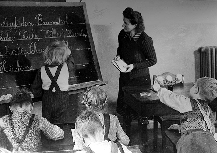 Schulunterricht in Sacrow bei Potsdam (Museum und Galerie Falkensee CC BY-NC-SA)