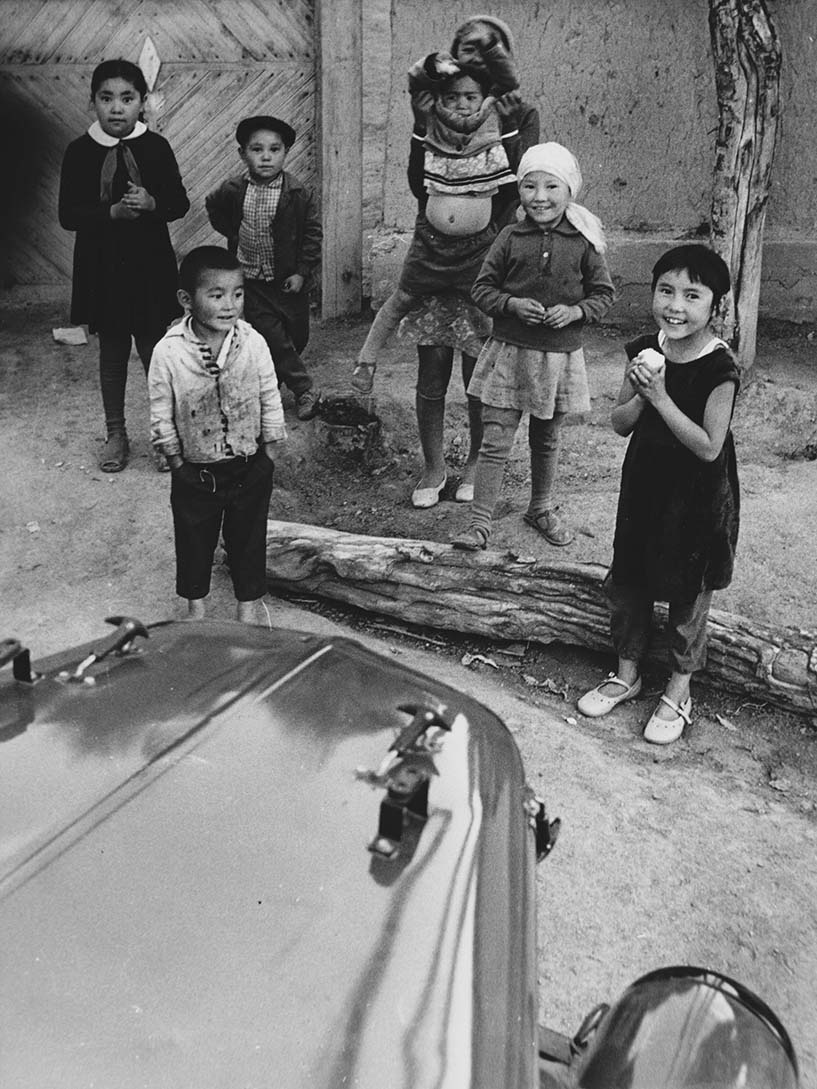 Dorfkinder am Ufer des Issyk-Kul (Museum und Galerie Falkensee CC BY-NC-SA)
