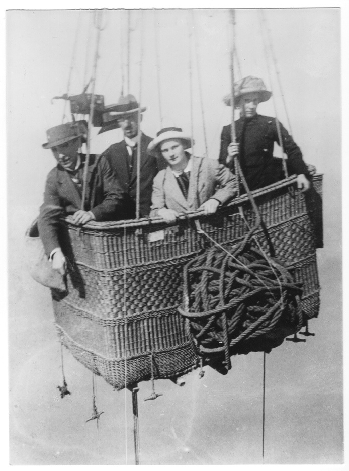 Alfred, Kurt und Tony Wegener und Else Köppen während einer Ballonfahrt 1913 (Alfred Wegener Museum CC BY-NC-SA)