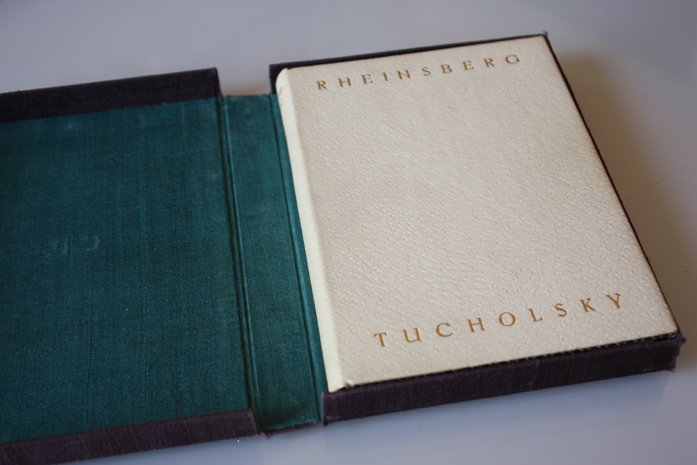 Buch und Schachtel (Kurt Tucholsky Literaturmuseum CC BY-NC-SA)