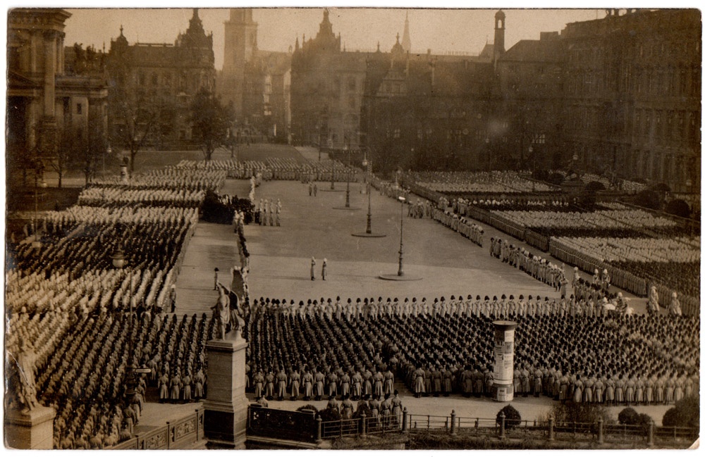 Postkarte einer Militärparade in Berlin, 1908 (Kurt Tucholsky Literaturmuseum CC BY-NC-SA)