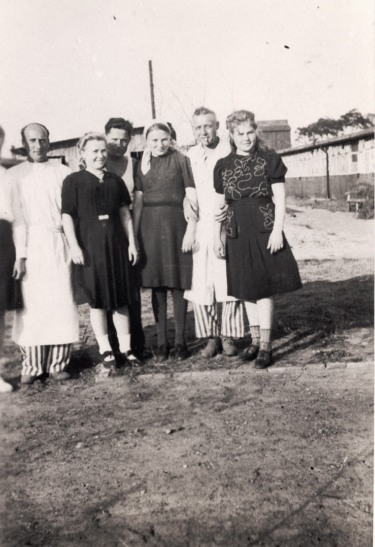 Personal der Krankenbaracken im befreiten KZ Sachsenhausen (Gedenkstätte und Museum Sachsenhausen CC BY-NC-SA)