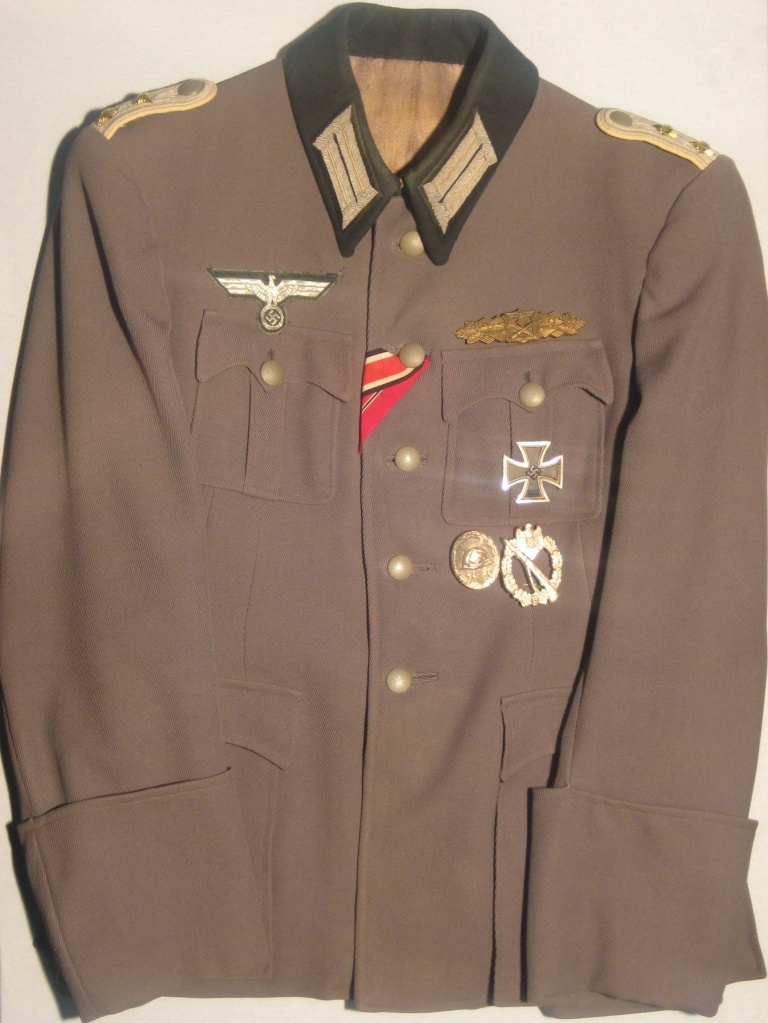 Dienstuniform eines Hauptmanns der Wehrmacht (Gedenkstätte Seelower Höhen CC BY-NC-SA)
