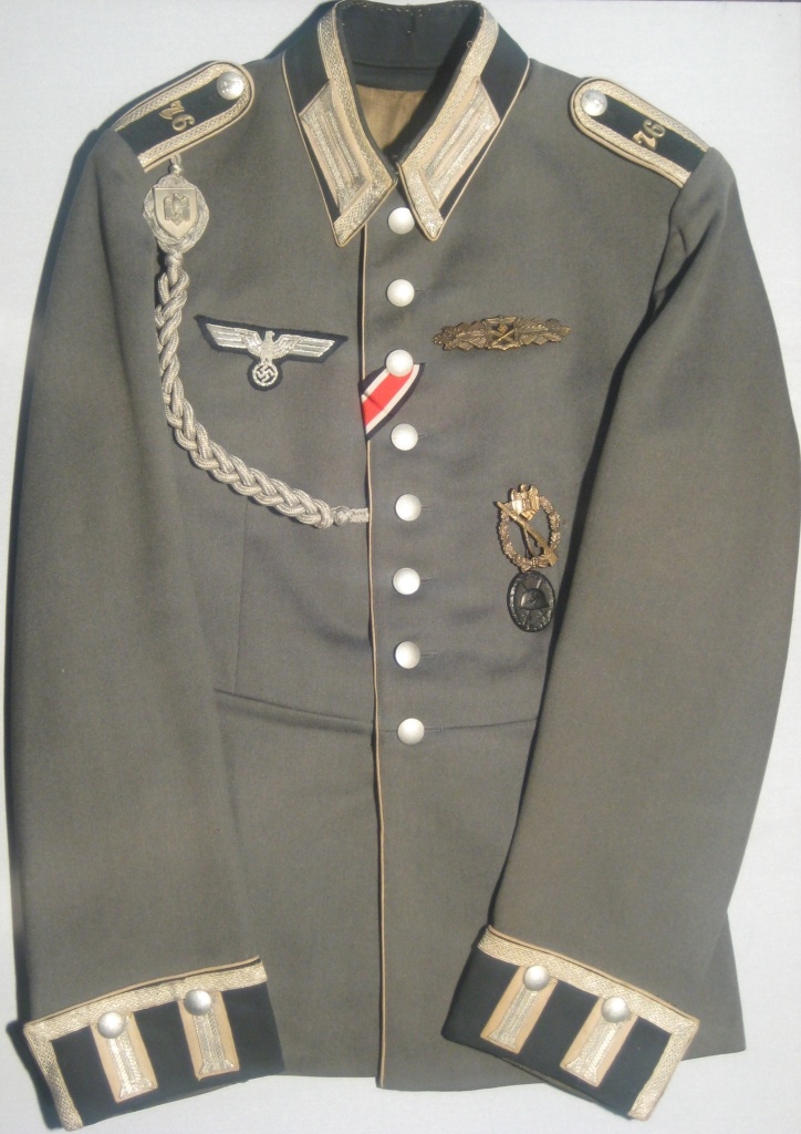 Dienstuniform eines Unteroffiziers der Infanterie (Gedenkstätte Seelower Höhen CC BY-NC-SA)