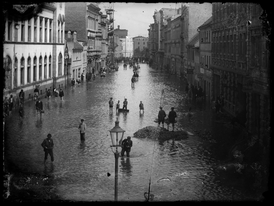 Forst (Lausitz), Berliner Straße während des Neißehochwassers 1897 (Stadtarchiv Forst (Lausitz) CC BY-NC-SA)