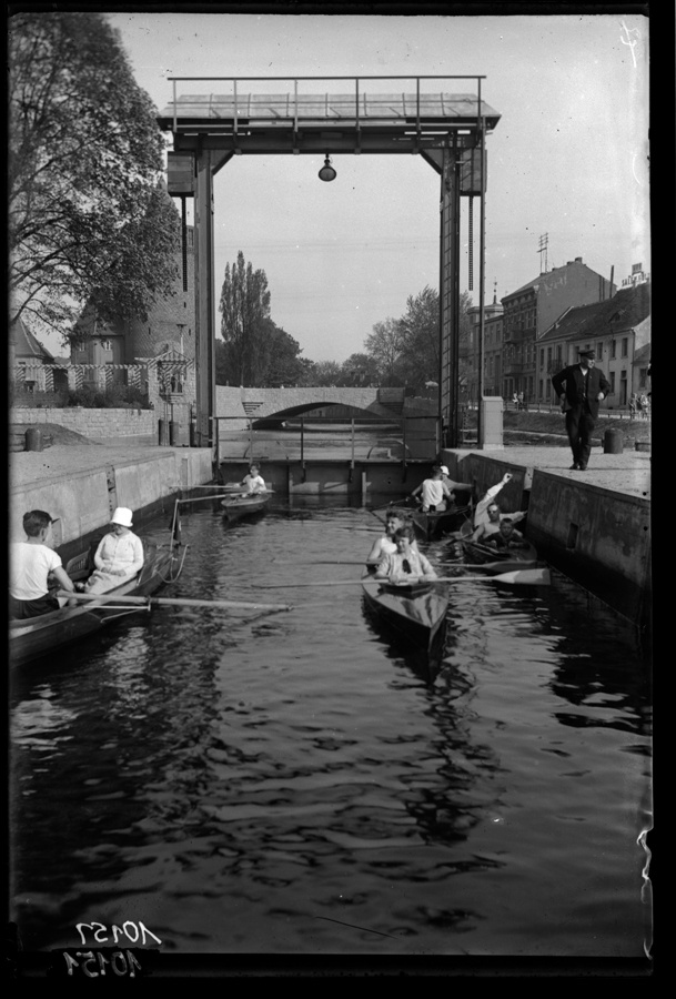 Wasserfahrer der &quot;Naturfreunde&quot; in der Sportschleuse am Stadtkanal (Stadtmuseum Brandenburg an der Havel - Frey-Haus CC BY-NC-SA)