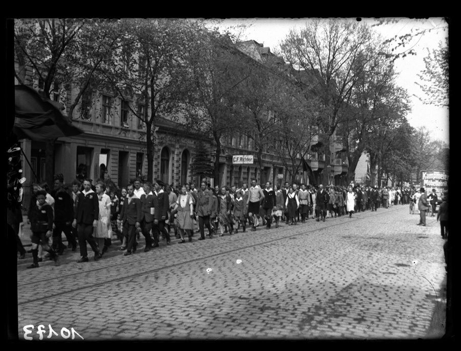 1. Mai 1930 - Marsch zum Krugpark (Stadtmuseum Brandenburg an der Havel - Frey-Haus CC BY-NC-SA)
