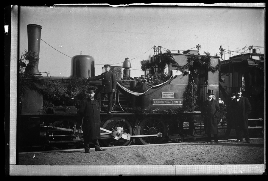 Eröffnung der Brandenburgischen Städtebahn 1904, erste Lokomotive (Stadtmuseum Brandenburg an der Havel - Frey-Haus CC BY-NC-SA)