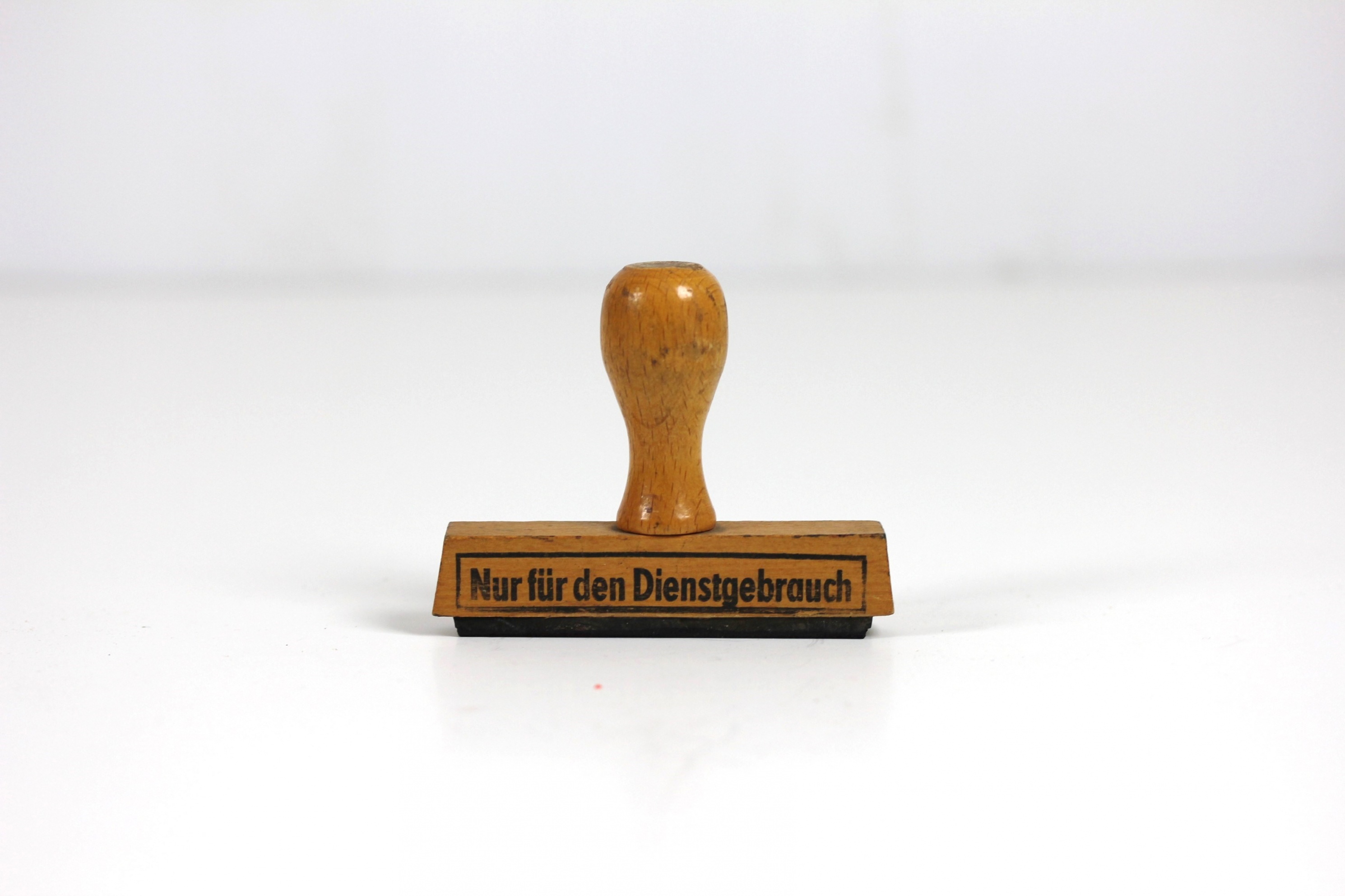 Stempel "Nur für den Dienstgebrauch" (Museum Utopie und Alltag. Alltagskultur und Kunst aus der DDR CC BY-NC-SA)