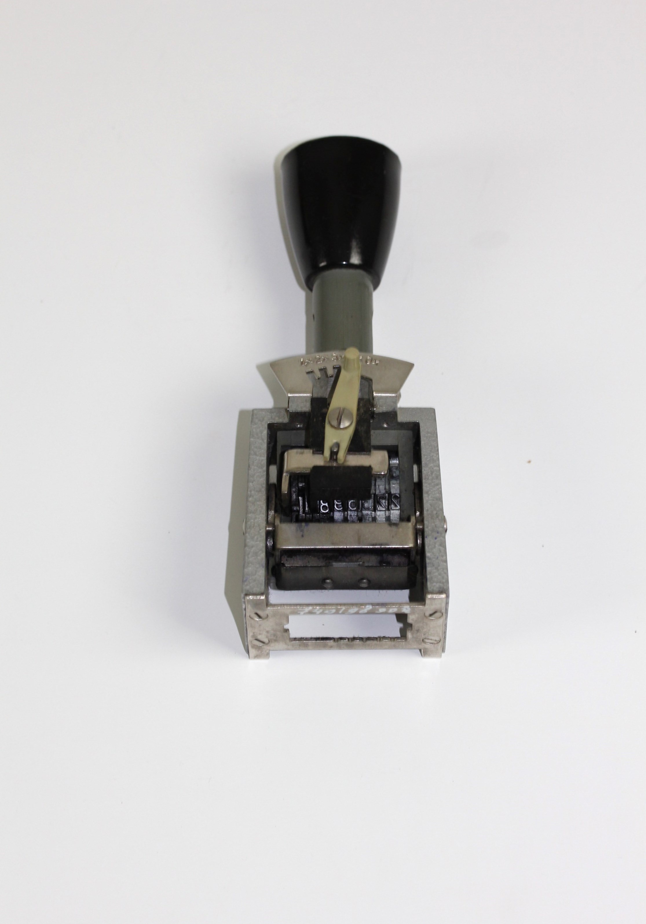 Selbstverfärbende Paginiermaschine und Numeriermaschine mit Unterschlagfärbung (Museum Utopie und Alltag. Alltagskultur und Kunst aus der DDR CC BY-NC-SA)