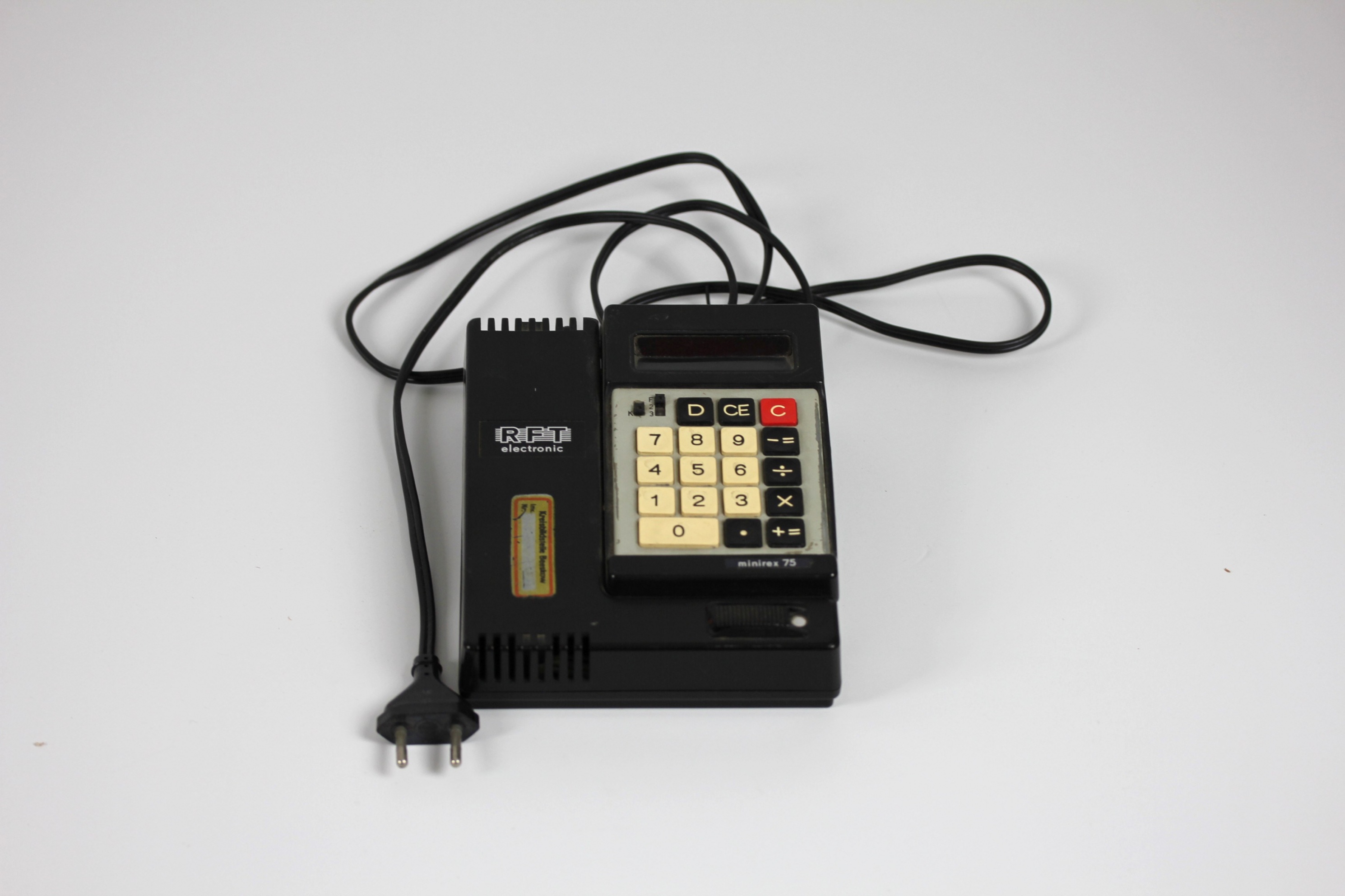 Taschenrechner "Minirex 75" (Museum Utopie und Alltag. Alltagskultur und Kunst aus der DDR CC BY-NC-SA)