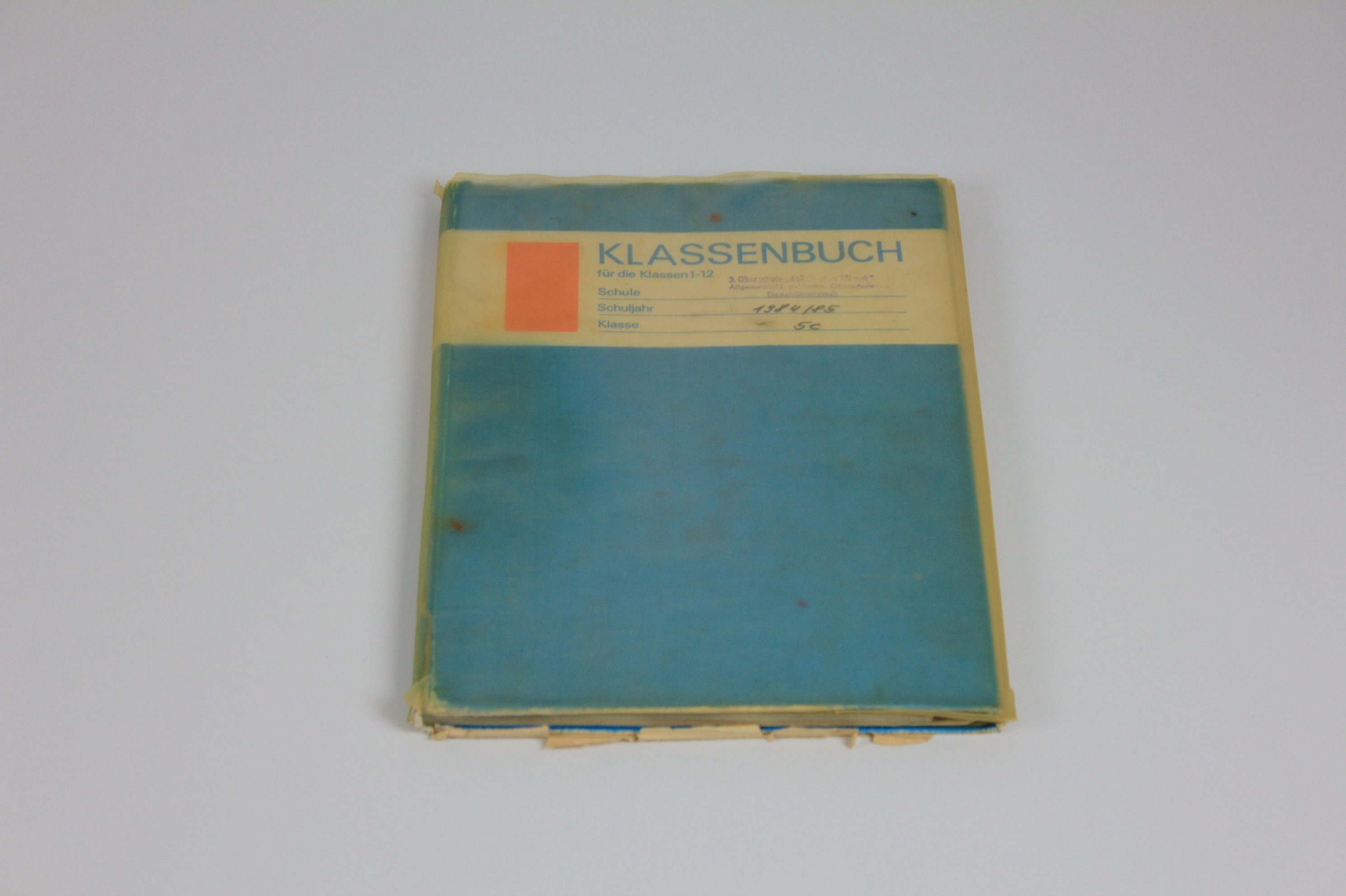 Klassenbuch der polytechnischen Oberschule (Museum Utopie und Alltag. Alltagskultur und Kunst aus der DDR CC BY-NC-SA)