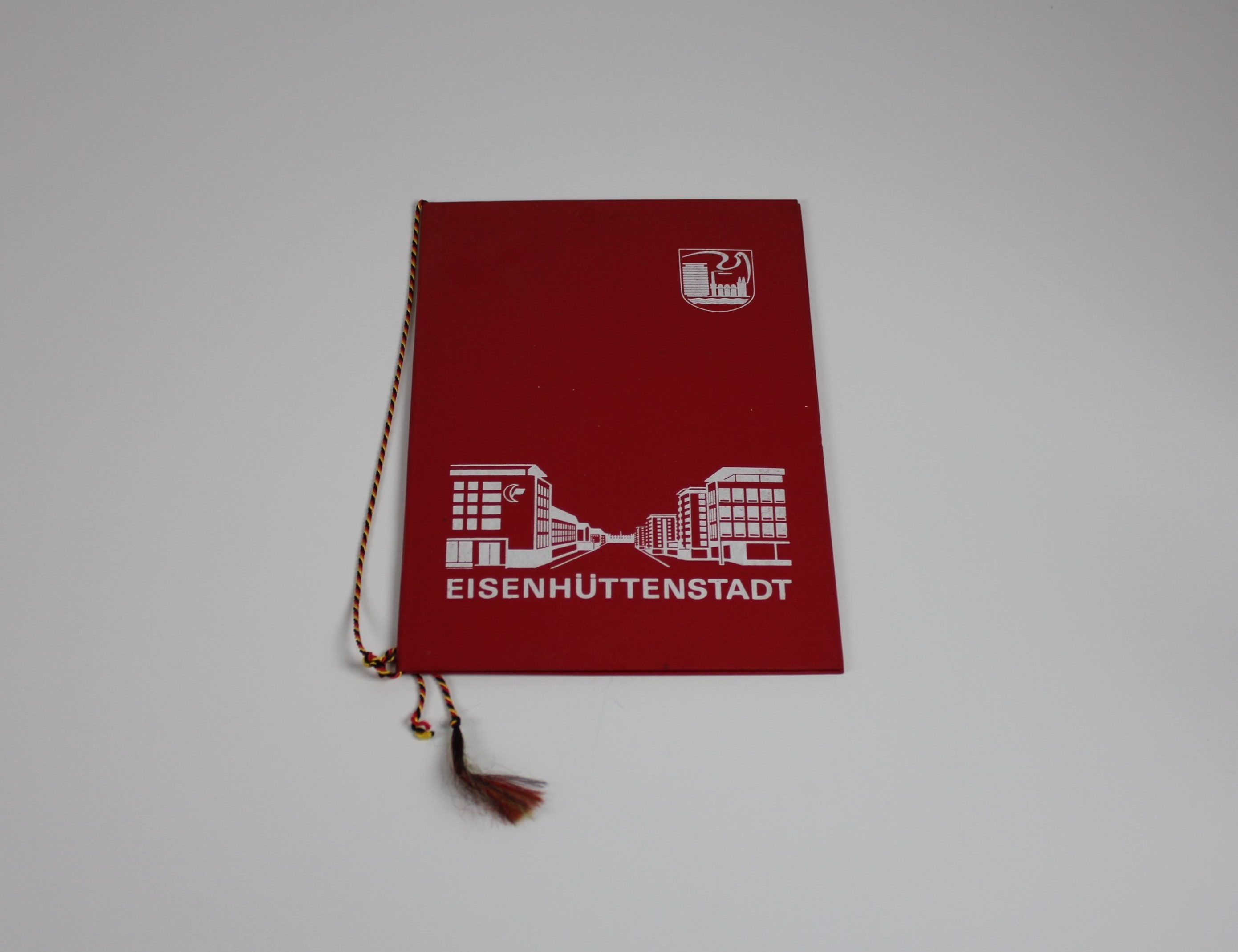 Urkundenmappe Eisenhüttenstadt (Museum Utopie und Alltag. Alltagskultur und Kunst aus der DDR CC BY-NC-SA)
