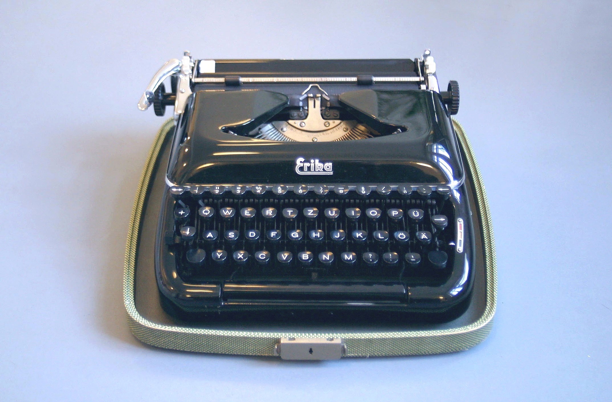 Schreibmaschine Erika (Museum Utopie und Alltag. Alltagskultur und Kunst aus der DDR CC BY-NC-SA)