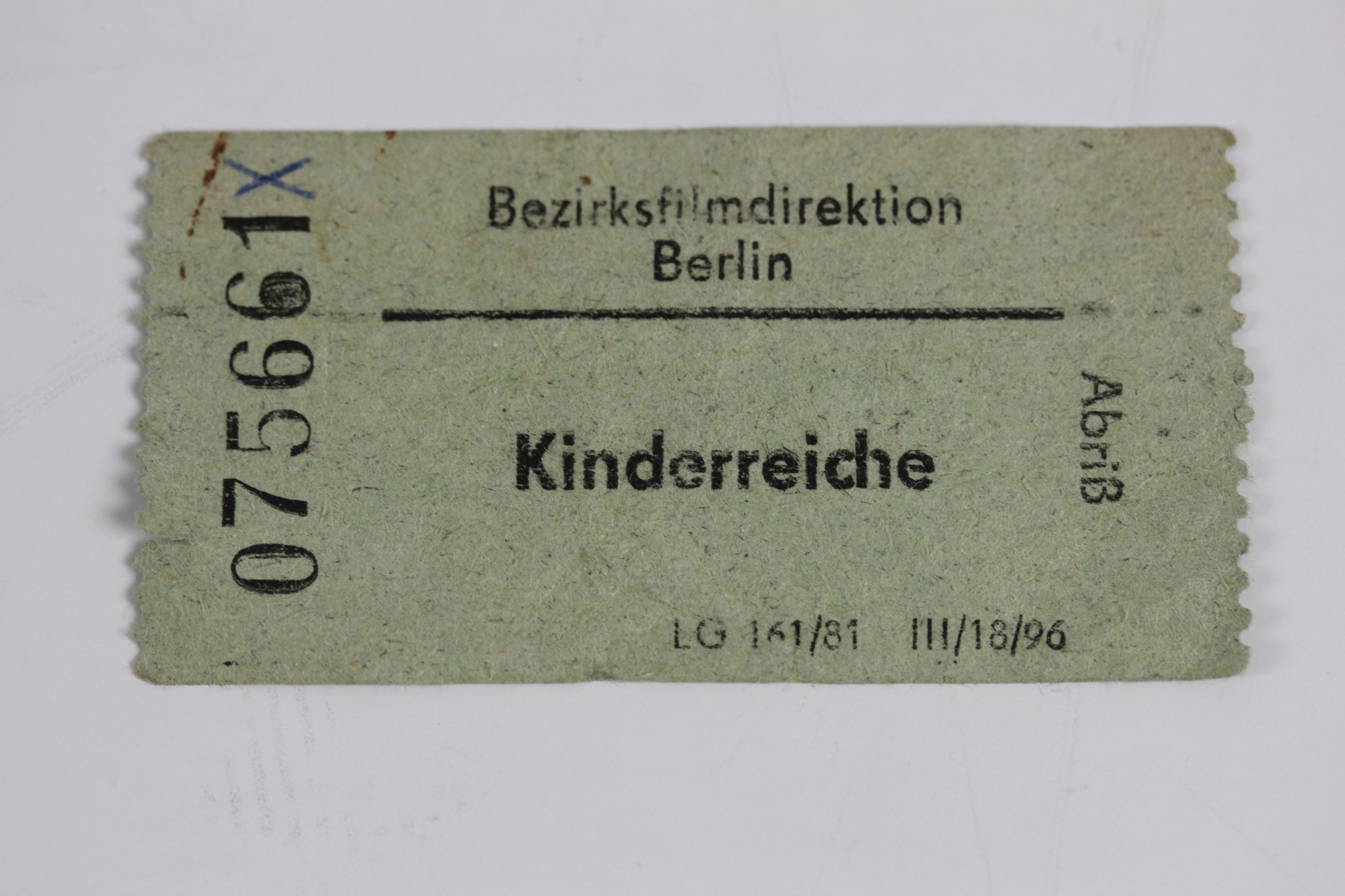 Kino-Eintrittskarte für kinderreiche Familie (Museum Utopie und Alltag. Alltagskultur und Kunst aus der DDR CC BY-NC-SA)
