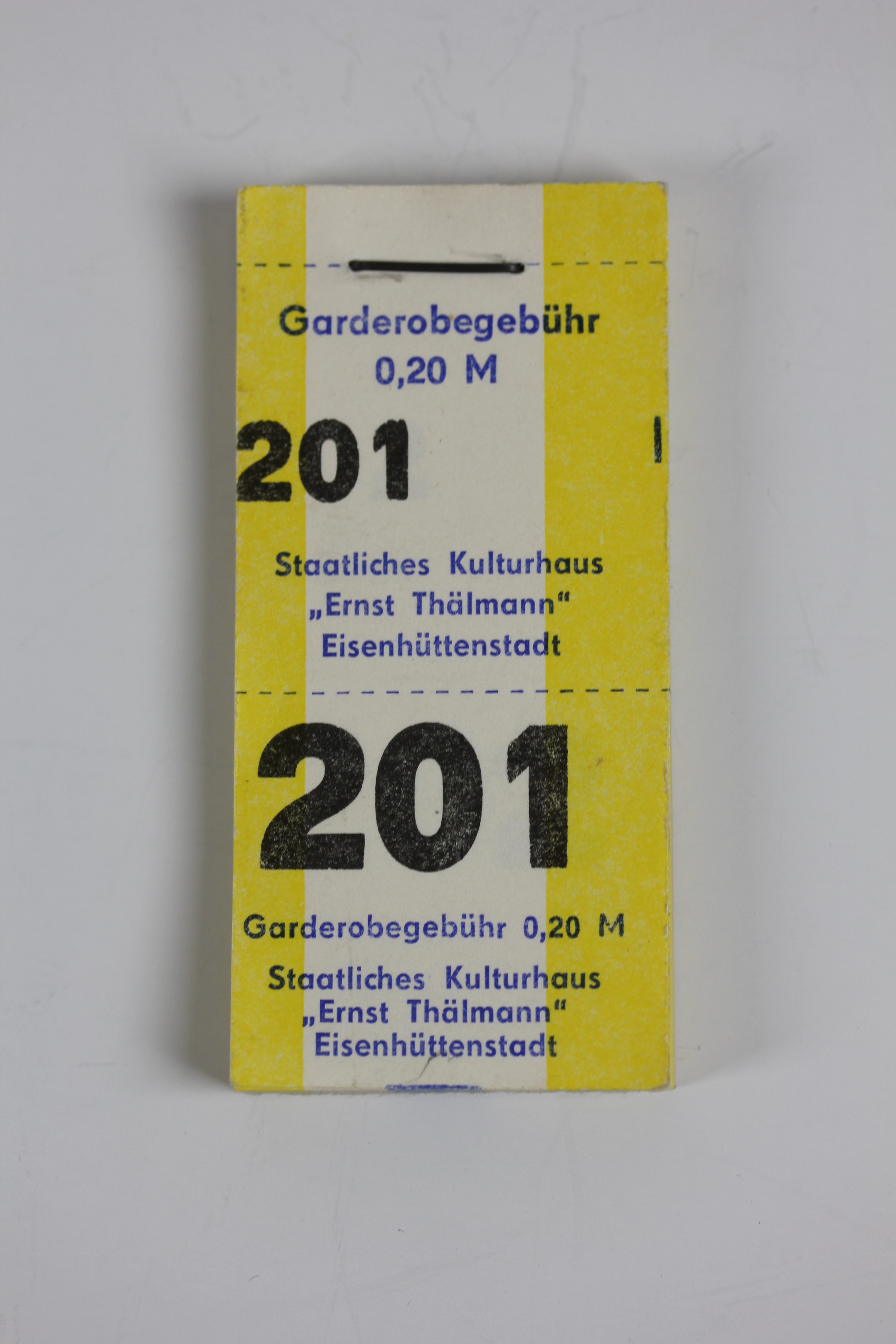 Nummernblock Garderobenmarken des Staatlichen Kulturhauses "Ernst Thälmann" Eisenhüttenstadt (Museum Utopie und Alltag. Alltagskultur und Kunst aus der DDR CC BY-NC-SA)