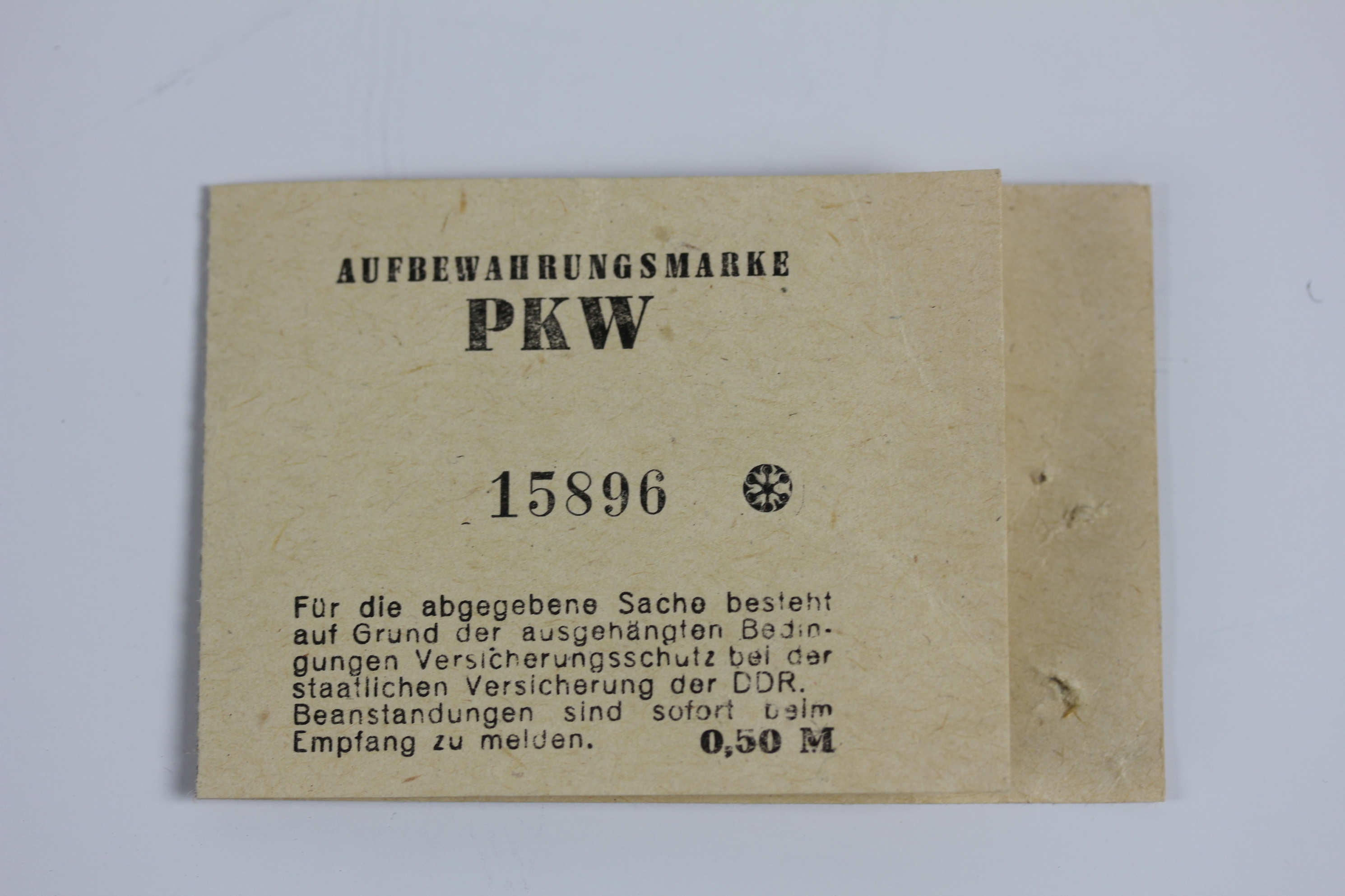 Aufbewahrungsmarke für PKW (Museum Utopie und Alltag. Alltagskultur und Kunst aus der DDR CC BY-NC-SA)