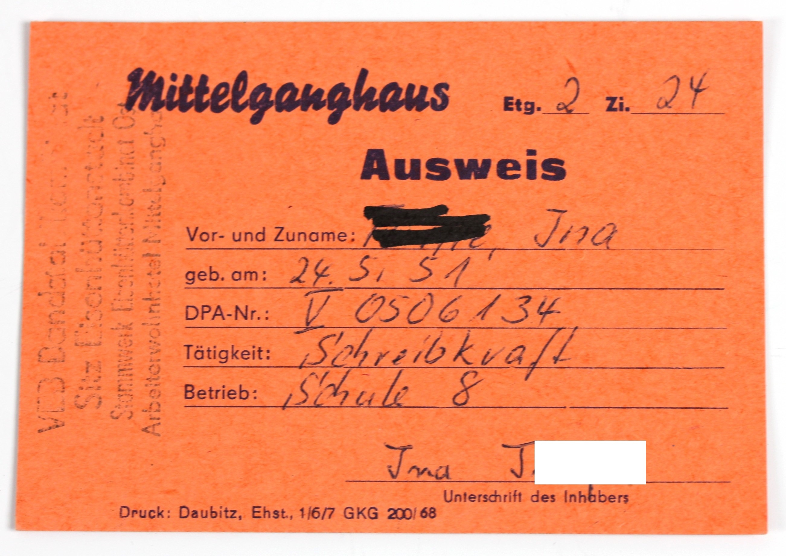 Ausweis des Arbeiterwohnhotels Mittelganghaus Eisenhüttenstadt (Museum Utopie und Alltag. Alltagskultur und Kunst aus der DDR CC BY-NC-SA)
