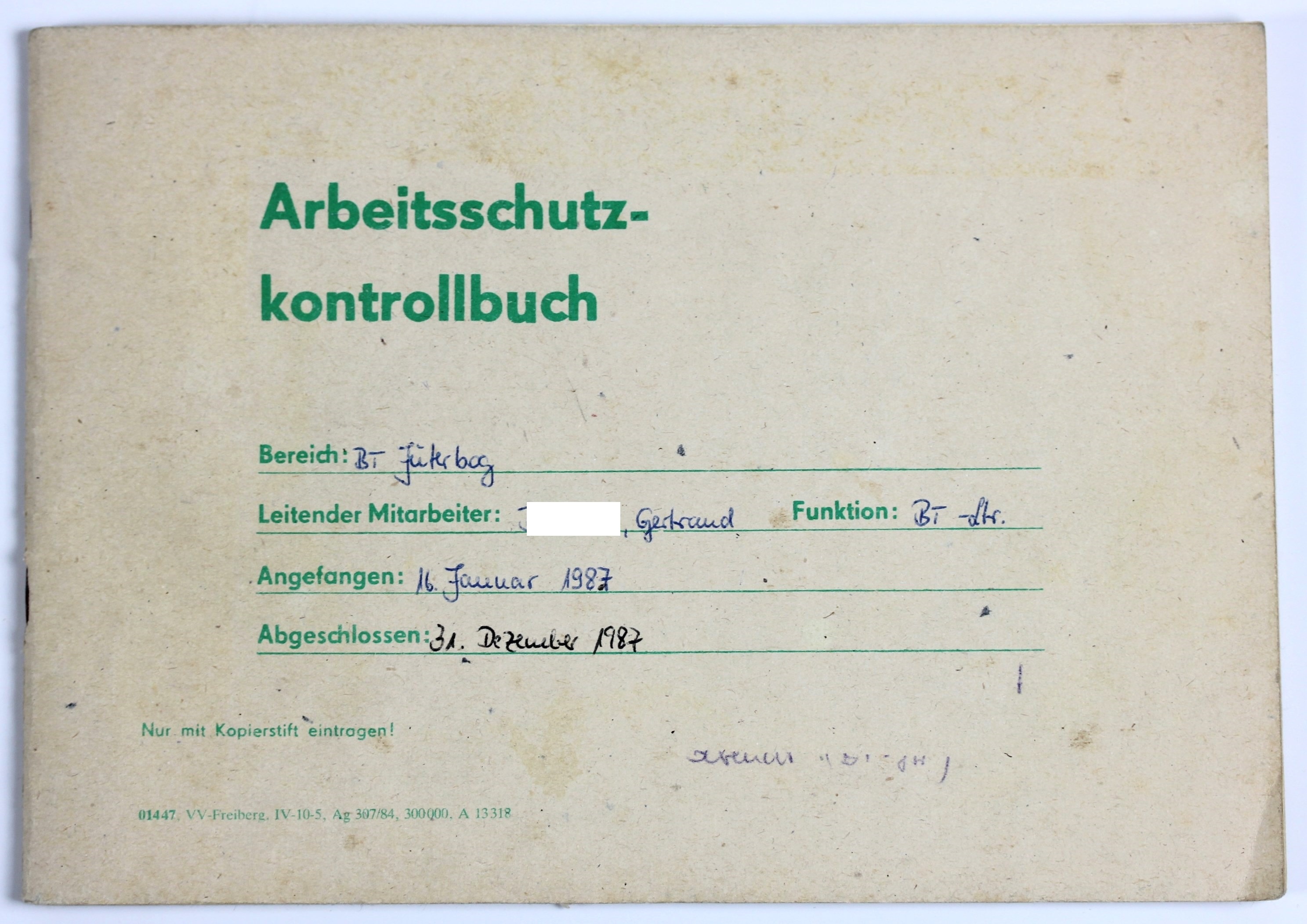 Kontrollbuch für Arbeitsschutz (Museum Utopie und Alltag. Alltagskultur und Kunst aus der DDR CC BY-NC-SA)
