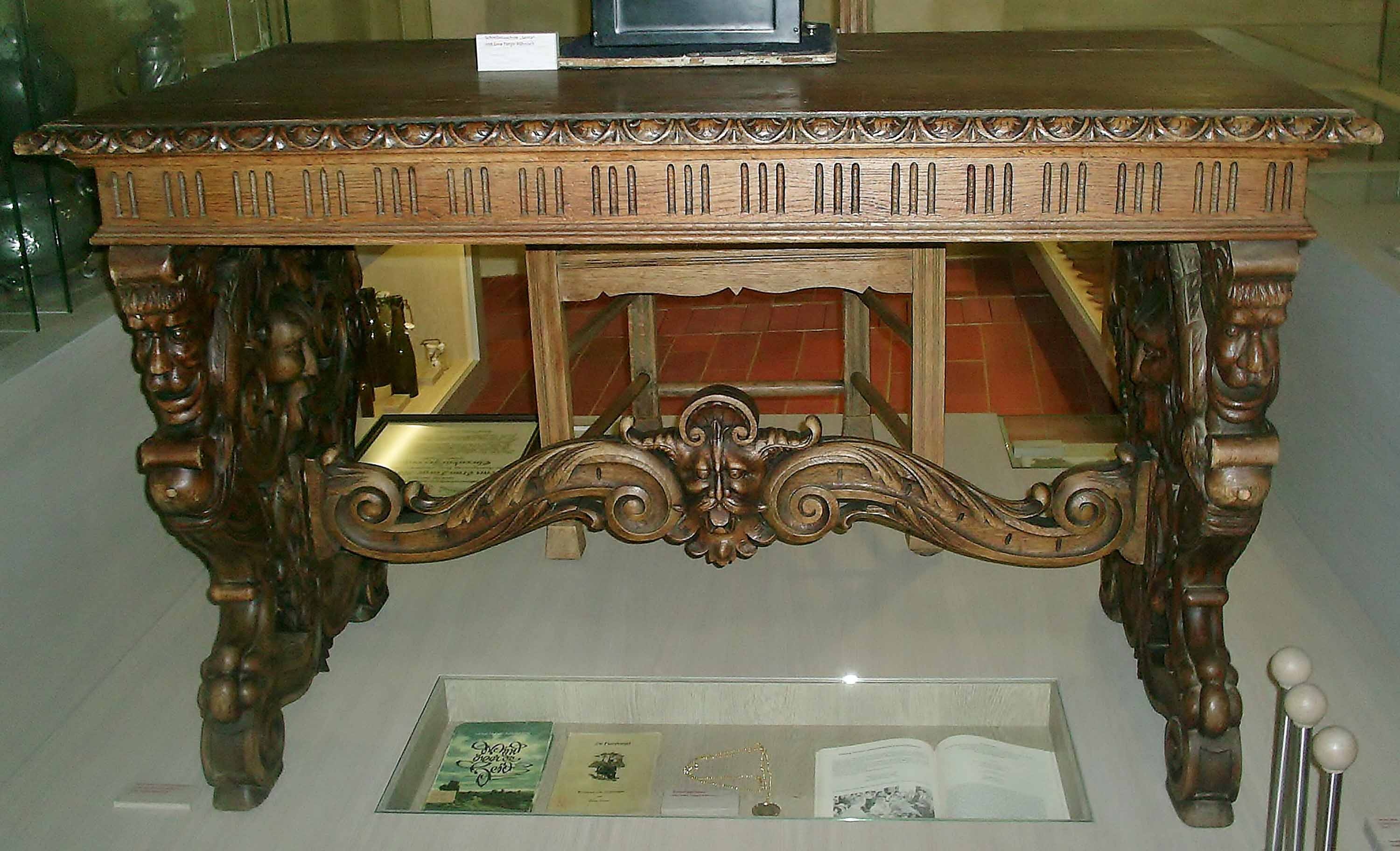 Schreibtisch (Museum für Stadtgeschichte Templin CC BY-NC-SA)