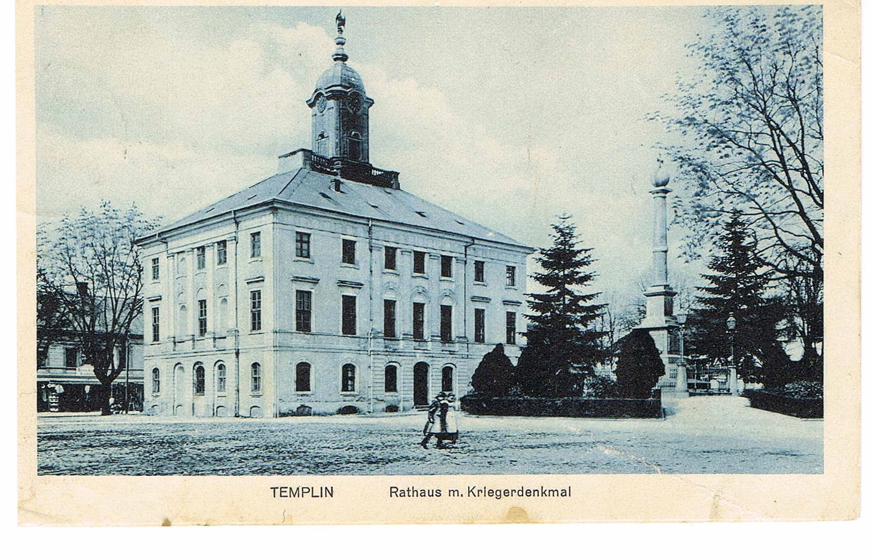 Postkarte Templin Rathaus und Kriegerdenkmal (Museum für Stadtgeschichte Templin CC BY-NC-SA)