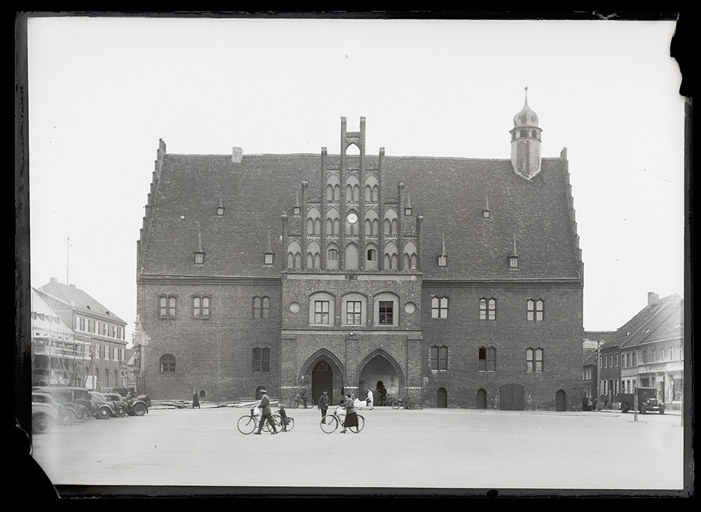 Blick auf das Rathaus mit Marktplatz (Kulturhistorisches Archiv Jüterbog CC BY-NC-SA)