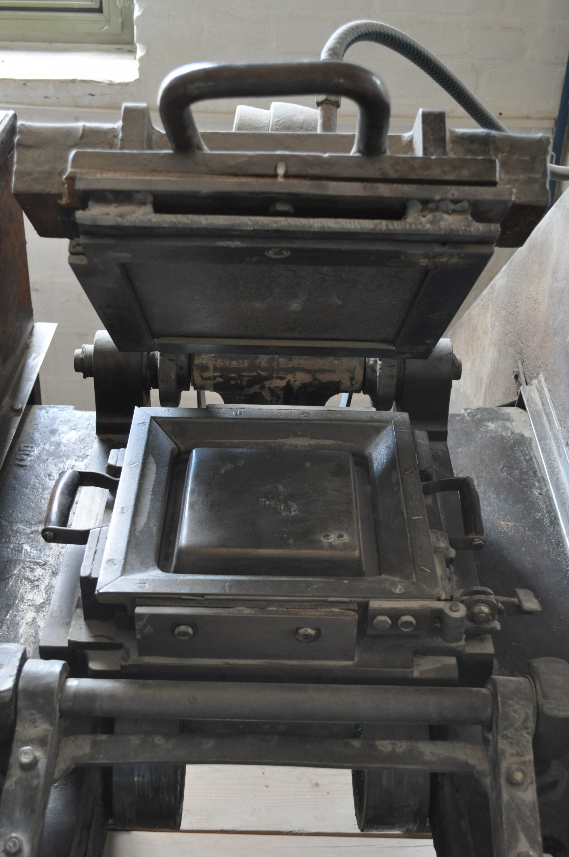 Kachelpressmaschine (Ofen- und Keramikmuseum Velten CC BY-NC-SA)