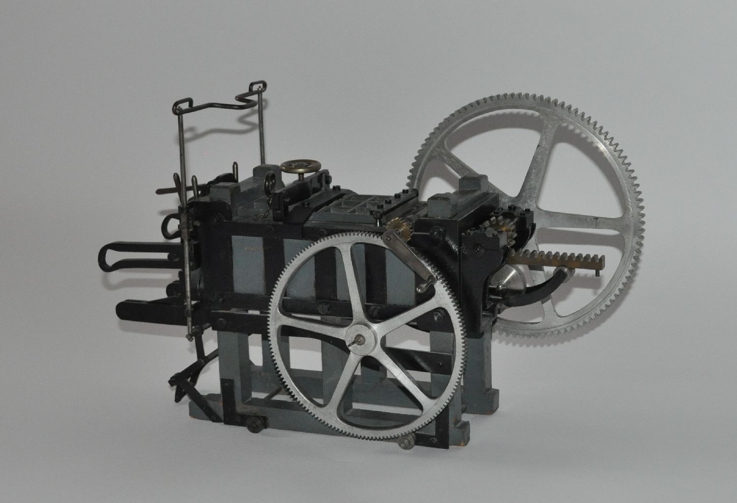 Modell einer Kachelpressmaschine (Ofen- und Keramikmuseum Velten CC BY-NC-SA)