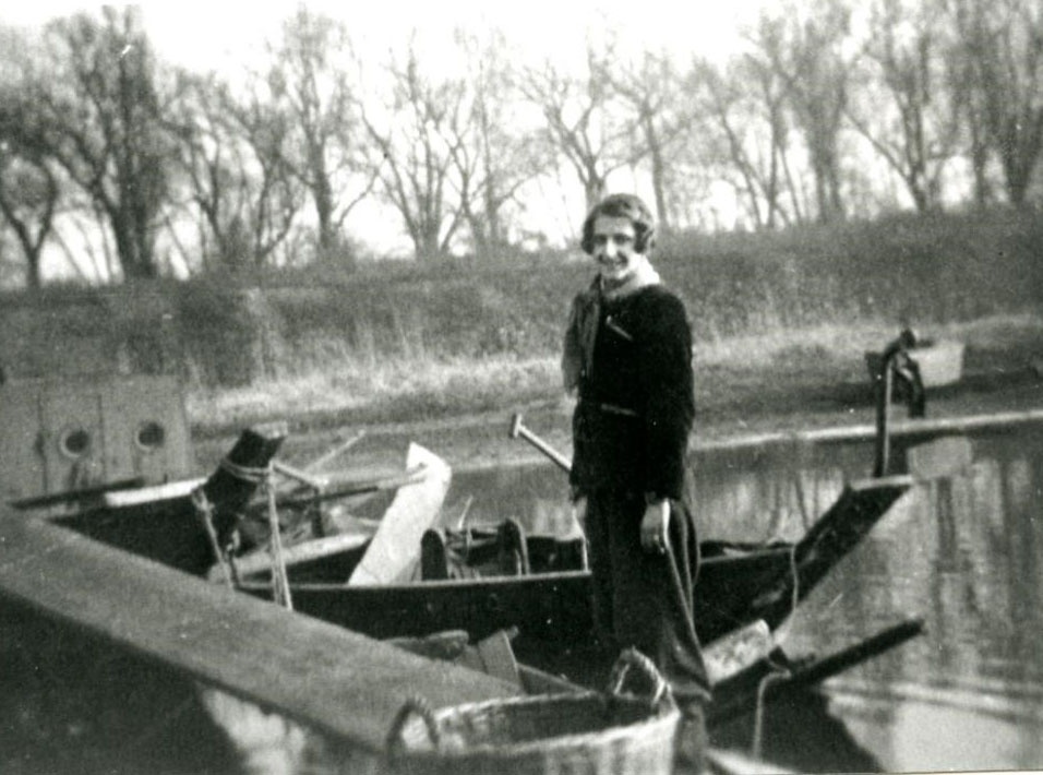 Junge Frau mit Fischerboot (Museum Viadrina CC BY-NC-SA)
