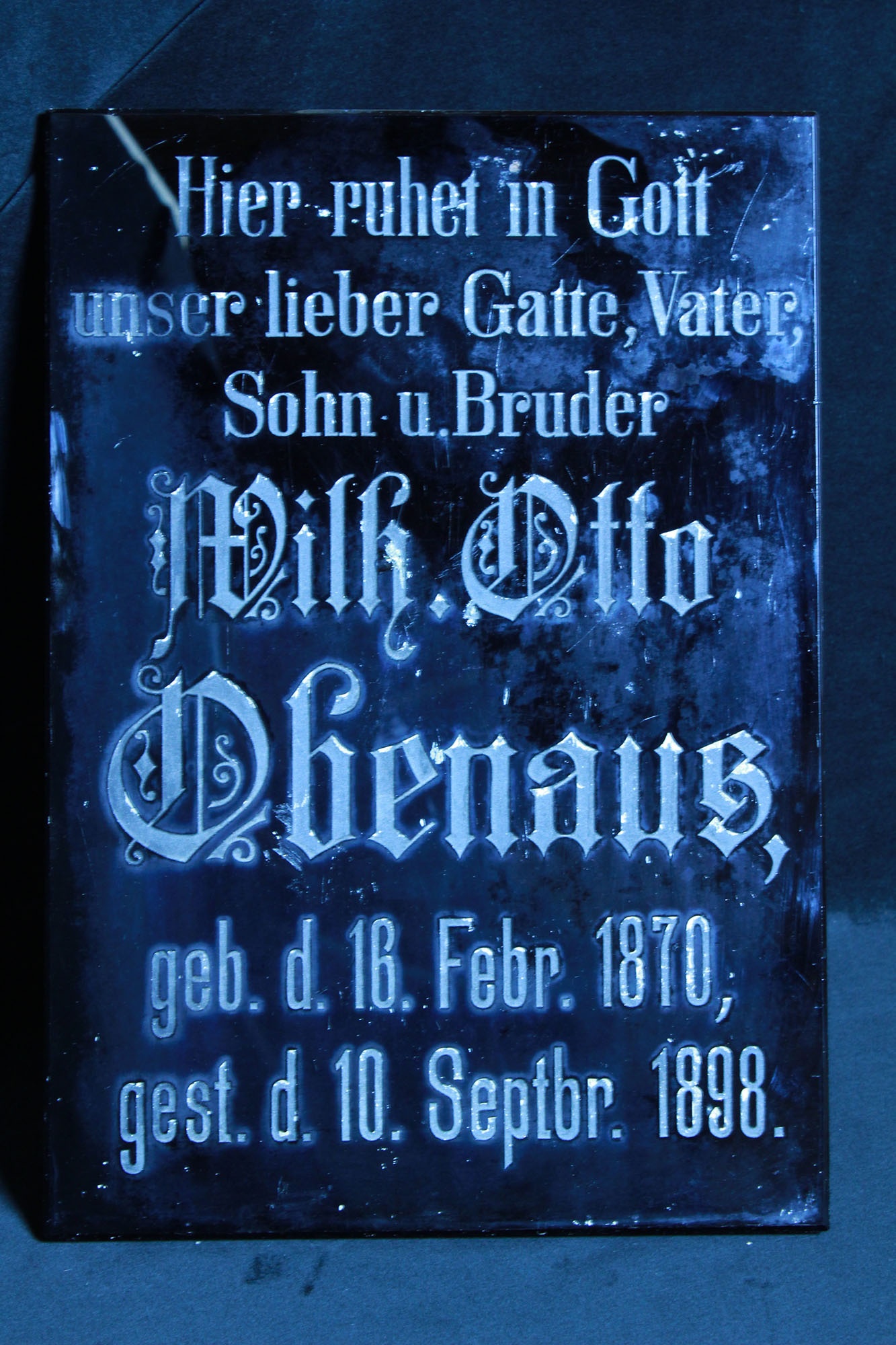 Grabplatte aus Schwarzglas, Wilh. Otto Obenaus, 1870-1898 (Museum Baruther Glashütte CC BY-NC-SA)