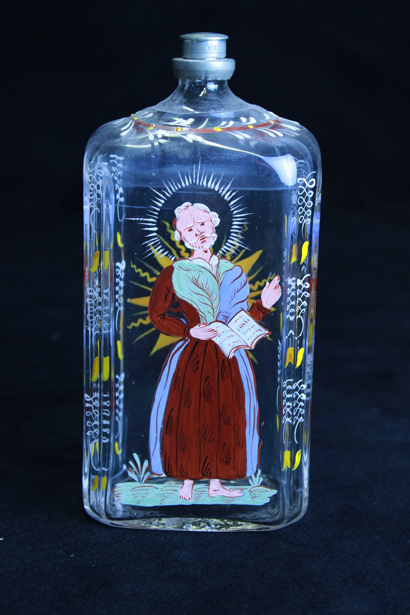 Glasflasche mit Schraubverschluss aus Zinn und Emailmalerei (Museum Baruther Glashütte CC BY-NC-SA)