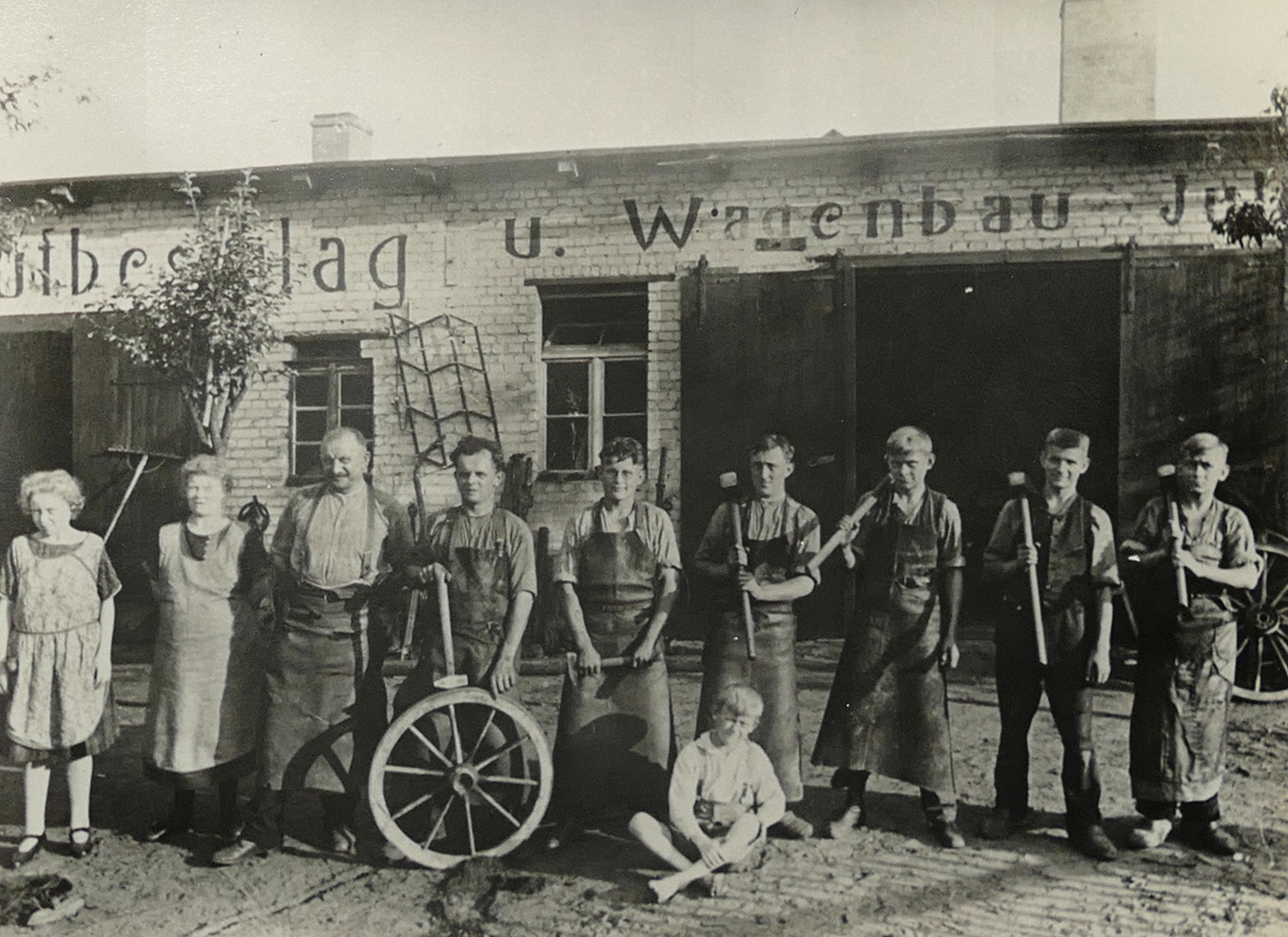 Foto von Personen vor einer Stellmacherei (Museum Fürstenwalde CC BY-NC-SA)